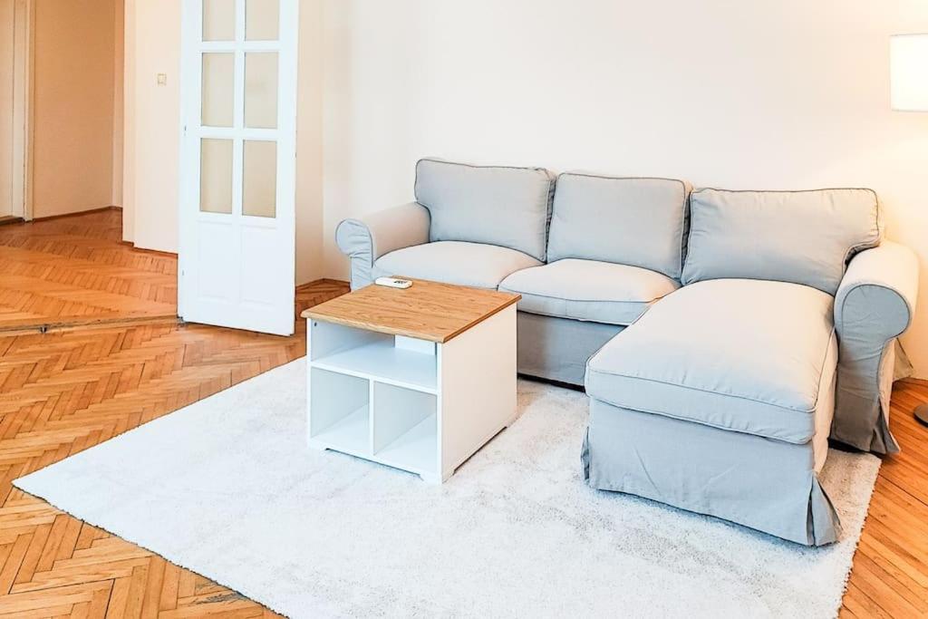 Filinhome Trg Mladenaca Novi Sad Extérieur photo
